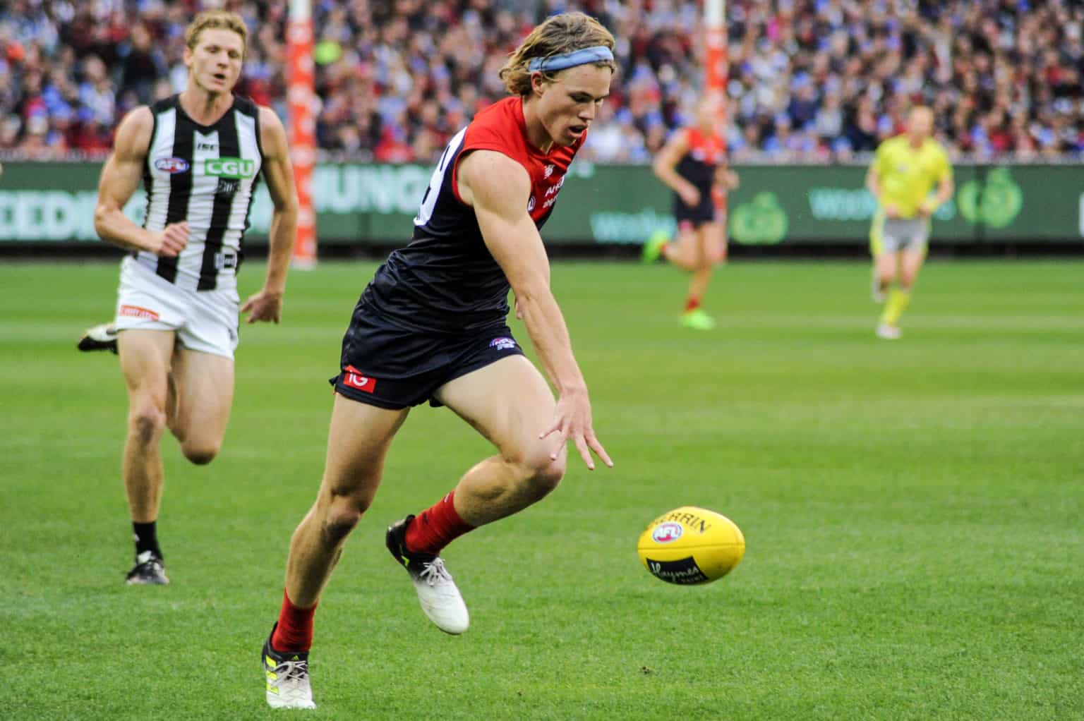 What Is The Difference Between Rugby And Australian Rules Football? FluentRugby